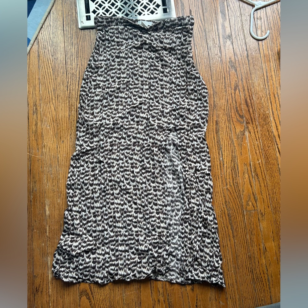 HM maxi skirt selling cause it’s too small